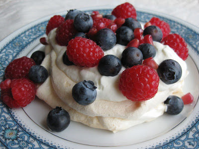 Berry pavlovas